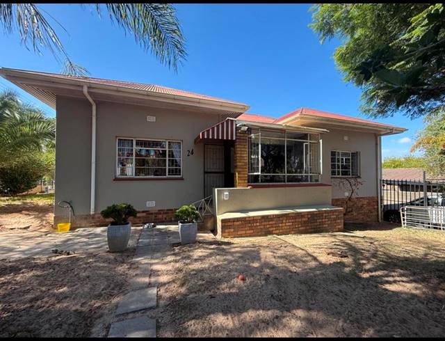 4 BEDROOM HOUSE FOR SALE IN BERGZICHT